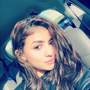 Meet your Posher, Claudia